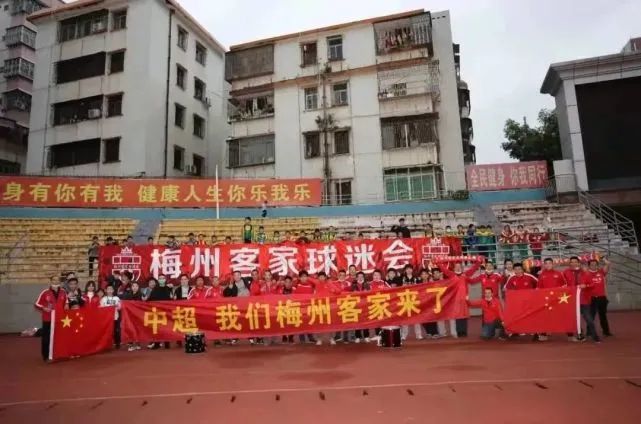 由陈廖宇执导的动画电影《吃货宇宙》今日发布面食明星拍摄现场的NG彩蛋以及萌宠主创“公交车”版海报，再度凸显出了影片合家欢的特色。