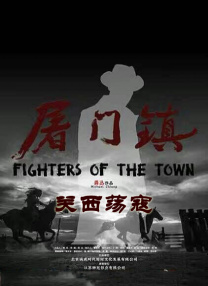 新人演员此沙饰演的杨戬身披白衣，手持三尖两刃刀亮相，英气十足。